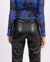 Pantalón negro de ecocuero de corte recto.