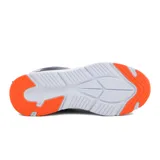 Championes Avia Infinite color azul marino con detalles en naranja y suela blanca.