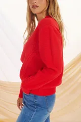 Sweater azul de punto con cuello redondo y mangas largas.