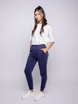 Pantalón de jogging gris con pretina elastizada, bolsillos laterales y felpa en el interior.