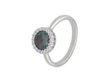 Anillo de plata 925 con piedra central redonda de topacio místico multicolor y halo de circonias cúbicas transparentes.