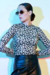 Top de lycra con cuello alto y mangas largas, estampado animal print en tonos blanco y negro.