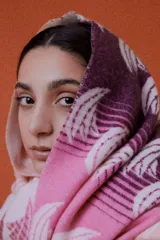 Bufanda rectangular de lana, nylon, viscosa y cashmere, con estampado abstracto en tonos rosa, blanco y morado.