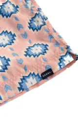 Short de baño rosado con estampado geométrico en azul y blanco, cintura elástica azul y cordón ajustable blanco.