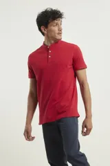 Remera azul con cuello mao y mangas cortas.