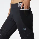 Calza deportiva negra con detalles de recortes calados y paneles de malla blanca en la cintura.