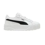 Championes Puma modelo Karmen II L, de diseño urbano con plataforma alta, confeccionados en cuero blanco con la icónica franja lateral en color negro.