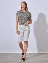 Bermuda biker negra de gabardina elastizada, con pretina ancha elastizada.