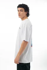 Remera blanca de algodón con estampa en la espalda de un pato de caricatura vestido con ropa urbana y la palabra "Vernal" en la parte superior.