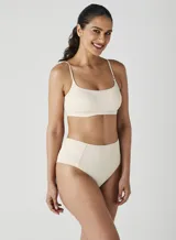 Bombacha tiro alto color natural, confeccionada en microfibra.