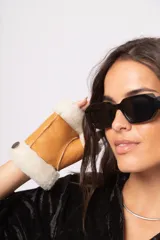 Guantes mitones color marrón de cuero con borde de lana natural color crema.