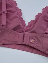 Pack de dos bralettes de encaje marca Jessica Simpson, con breteles fijos y espalda deportiva. Uno es de encaje floral color lila y el otro es de encaje floral multicolor sobre base azul.