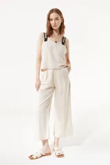 Pantalón de lino color beige, de corte amplio y cintura alta.