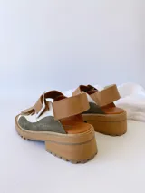 Sandalias de cuero con plataforma de goma, color verde, blanco y beige.