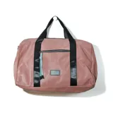 Bolso tipo duffel color rosa con detalles en negro, confeccionado en cuero sintético.