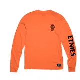 Remera naranja de manga larga con cuello redondo y estampado de calavera con gorro en el pecho. Lleva la palabra "Etnies" estampada en negro a lo largo de la manga derecha.