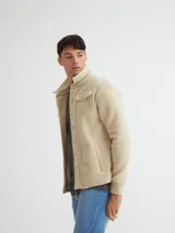 Camisaco color beige confeccionado en sherpa (corderito) con cartera de botones de pasta a tono y bolsillos con solapa en pecho.