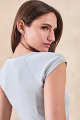 Remera celeste de algodón peinado, de corte ajustado y mangas cortas.