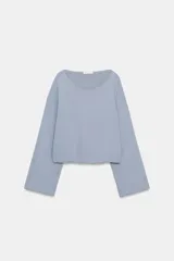 Sudadera de algodón con cuello barco y mangas largas acampanadas con terminación evasé. Presenta un diseño minimalista con bajo recto y bordes sin costuras visibles.