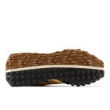 Championes New Balance unisex modelo XC-72, con capellada de gamuza color beige, detalles en verde, naranja y rosa, logo "N" en color naranja, entresuela blanca y suela marrón con diseño de tracción agresivo.