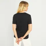 Remera negra de punto con cuello redondo y mangas cortas.