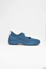 Zapatilla azul con diseño de pezuña, marca Tabi. Fabricada con tejido Tencel y suela de caña de azúcar.