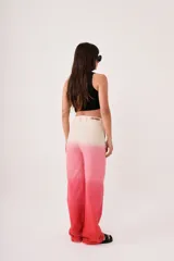 Pantalón sastrero de lino con diseño degradado en tonos beige y rosado, de tiro medio-alto, corte flared y pinzas en la cintura. Cuenta con bolsillos laterales y cierre con trabilla metálica.