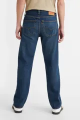 Pantalón de jean azul oscuro, de corte recto, con tiro medio y cierre de botones.