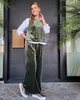 Pantalón de corte amplio y tiro medio, confeccionado en terciopelo color beige. Presenta cintura elástica con cordón ajustable y bolsillos laterales.