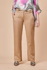 Pantalón de vestir color beige, de lino y seda, con textura firme, pretina ancha con dos botones plateados, cinto de cordón con strass y bolsillos laterales.