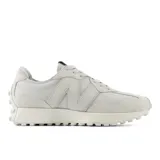 Championes urbanos New Balance modelo 327, color gris claro, confeccionados en gamuza y malla, con logo "N" característico en los laterales y suela con relieve inspirada en la zapatilla de trail 355.