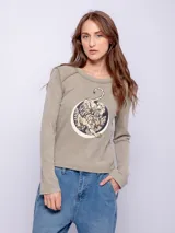 Remera color verde oliva de manga larga con cuello redondo y costuras a la vista. Estampado frontal de un tigre dentro de un círculo.