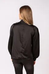 Blusa de satén color negro, con cuello alto drapeado, mangas largas abullonadas y puños ajustados con botones.