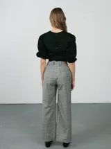 Pantalón sastrero gris con estampado de cuadros escoceses, de corte recto y tiro alto.