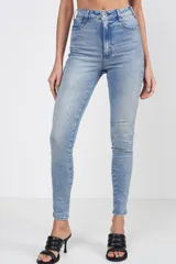 Pantalón de jean celeste de tiro alto, corte ajustado y detalles de strass plateados.