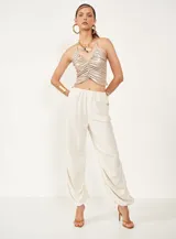 Blusa halter dorada con frunces en el frente.