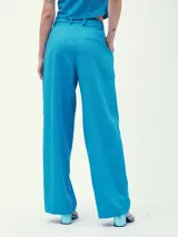 Pantalón de vestir celeste con pinzas, tiro alto y corte palazzo.