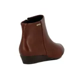 Bota corta marrón de cuero sintético con cierre lateral, detalle de logo dorado y taco chino.