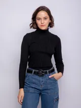 Polera negra de cuello alto y manga larga, de tejido elastizado.