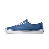 Championes Vans Authentic azules con cordones blancos y suela blanca de goma.