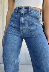 Pantalón de jean celeste con efecto lavado, de corte recto y tiro alto.