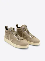 Championes de caña alta Veja modelo Roraima, color beige, confeccionados en gamuza con logo lateral en cuero y suela de goma color crema.