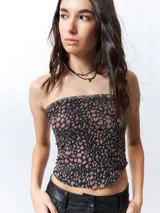 Top strapless con estampado animal print, confeccionado en tela semi transparente y con cierre en la espalda.