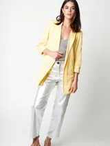 Blazer oversized lila de corte recto, largo a la cadera, con hombreras finas forradas, costuras internas con sesgo combinado y maxi bolsillos delanteros. Incluye lazo de algodón con detalle a tono.
