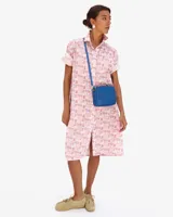 Bandolera rectangular azul de cuero tejido a mano, con correa larga al hombro.