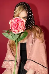 Kimono verde inglés de brocato con detalles combinados.