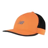 Gorro deportivo New Balance color naranja con paneles laterales de malla negra y logo reflectivo.