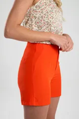 Short de vestir color azul petróleo, de tiro alto y corte recto.