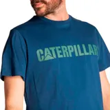 Remera azul con logo de Caterpillar estampado en verde en el pecho.