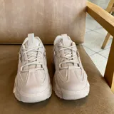 Championes de mujer color beige con plataforma. Se recomienda comprar un talle más del habitual.